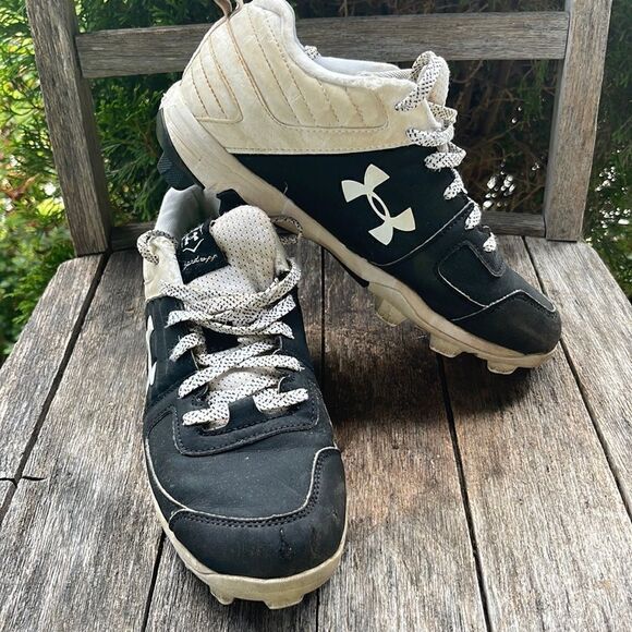 Under Armour baseball cleats.  Size youth 5.5.  Worn one season. - Picture 1 of 10